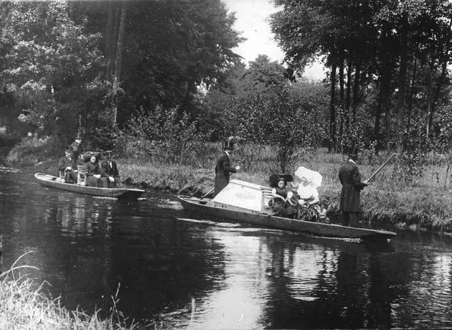 Mourners travelling by boat to the churchyard on the River Spree, Germany, circa 1925. (Photo by Hulton Archive/Getty Images)