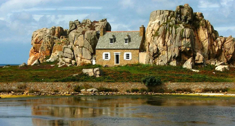 La Maison Du Gouffre or the House Between the Rocks
