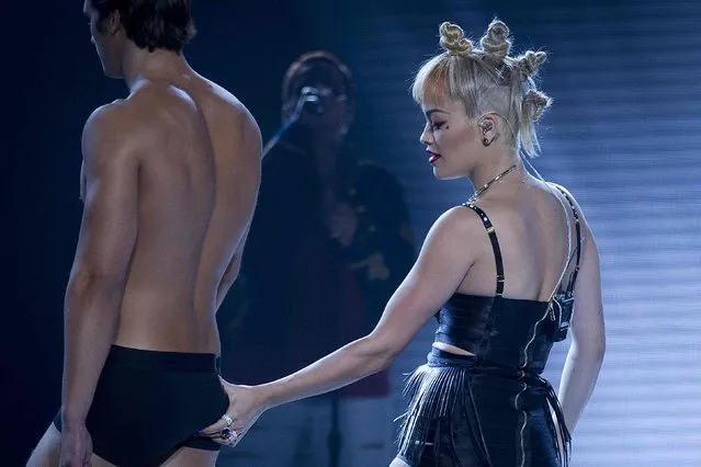 Rita Ora pinches a dancers bum as she performs during the “Fashion Rocks 2014” concert in the Brooklyn borough of New York September 9, 2014. (Photo by Carlo Allegri/Reuters)