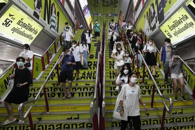 Commuters wearing face masks to help curb the spread of the coronavirus at a skytrain station in Bangkok, Thailand, Friday, September 23, 2022. Thai officials announced Friday that Sept. 30 will mark the last day of a state of emergency originally imposed to control the spread of the coronavirus, as they also drop virtually all restrictions, such as entry requirements for visitors from abroad. (Photo by Sakchai Lalit/AP Photo)