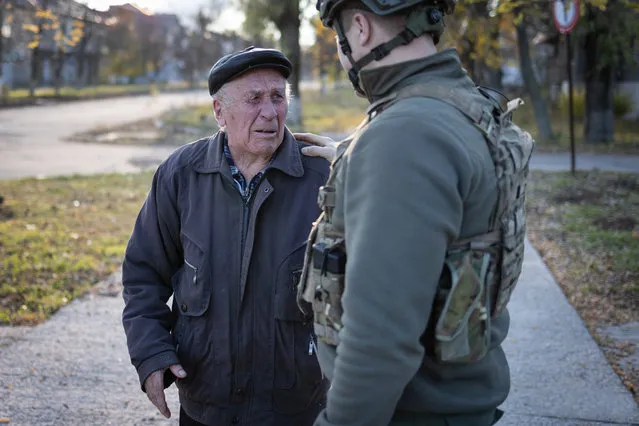 A man cries as he tells Ukrainian soldiers, “Don't leave us again, I'm begging you” in Snihurivka, Ukrainian southern Mykolayiv region on November 10, 2022. (Photo by Andriy Dubchak/Radio Free Europe/Radio Liberty)