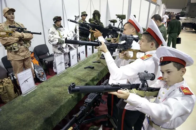 Russian military cadets checkout weapons at a military exhibition in Rostov-on-Don,  in the Southern Fedral District of Russia, on October 5, 2015. (Photo by Sergei Venyavsky/AFP Photo)