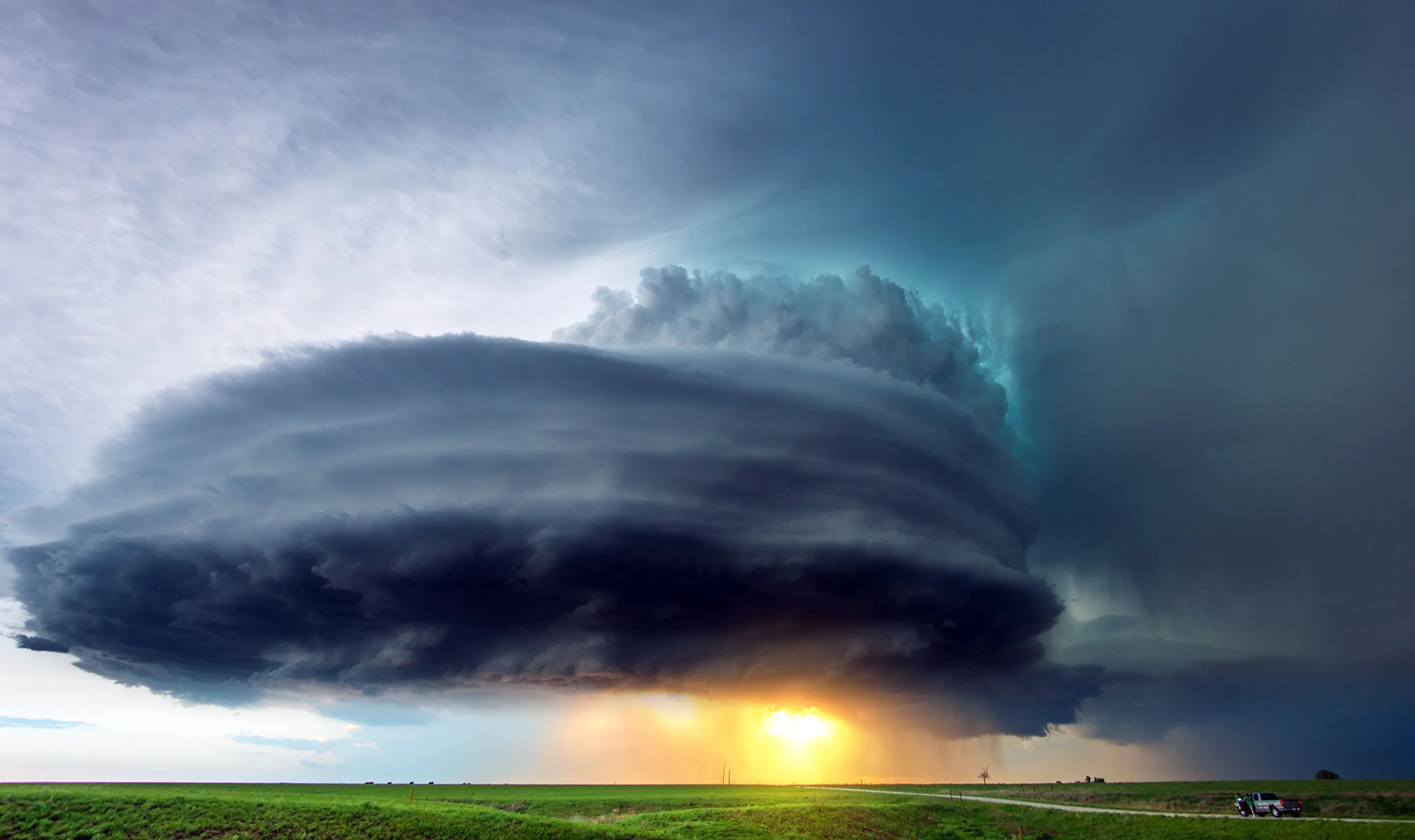 Storm picture. Бушующая стихия. Смерч с грозой. Фон ураган. Буря фото.