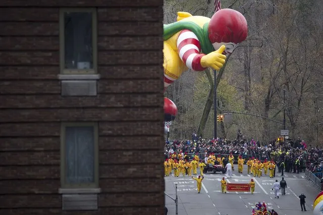 The Ronald Mcdonald float makes its way down 6th Ave during the Macy's Thanksgiving Day Parade in New York November 27, 2014. (Photo by Carlo Allegri/Reuters)