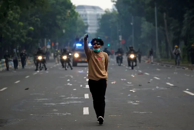 A demonstrator shouts during a protest against the new so-called omnibus law, in Jakarta, Indonesia, October 13, 2020. (Photo by Willy Kurniawan/Reuters)