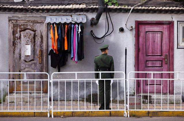 A paramilitary police officer stands guard next to barriers ahead of a rehearsal for a military parade, which marks the 80th anniversary of the end of World War Two, in Beijing, China on August 16, 2025. (Photo by Maxim Shemetov/Reuters)