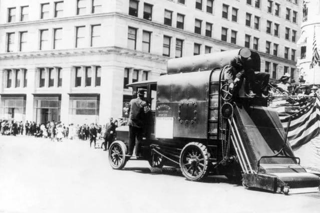 Utcai takarítás - Auto utcai tisztító.  New York, 1907 és 1913 között. (Fotó: George Grantham Bain)