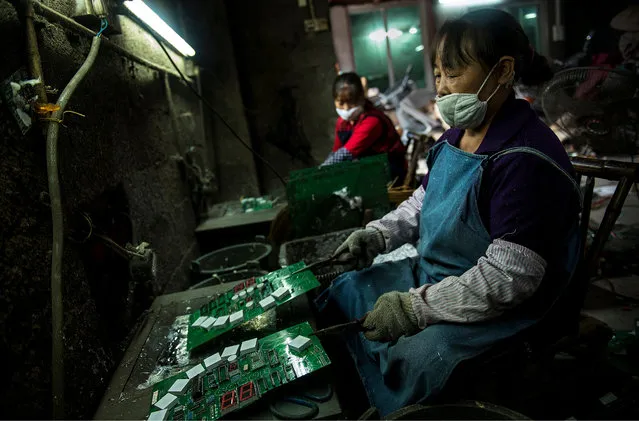 In Guiyu’s informal recycling sector, women melted circuit boards over coal fires, exposing themselves to toxic fumes. At the new industrial park, there is a central extraction system, Puckett says. He adds that if we can’t reduce e-waste the international community should focus on reducing it’s toxicity. “We’ll worry about the massive quantities later”, he says. “We’ve got to stop poisoning people”. (Photo by Kai Loeffelbein/laif Agentur)