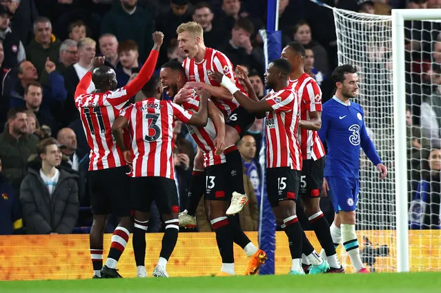 Brentford celebrate their teams first goal during the Premier League match between Chelsea FC and Brentford FC at Stamford Bridge on April 26, 2023 in London, England. (Photo by Chloe Knott – Danehouse/Getty Images)