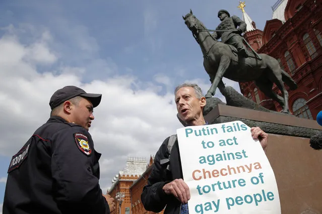 British gay rights activist Peter Tatchell stages an anti-Putin protest in front of a monument to Soviet Marshal Georgy Zhukov on Manezhnaya Square in Moscow on June 14, 2018. (Photo by Maxim Zmeyev/AFP Photo)