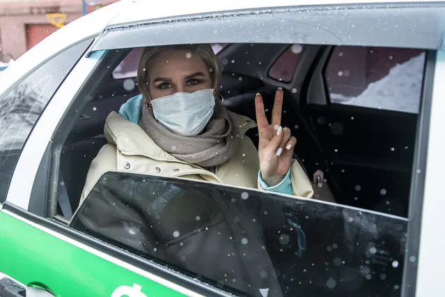 Lyubov Sobol, a Russian opposition activist, is driven in a prison car to the headquarters of the Investigative Committee in Moscow, Russia, Thursday, February 4, 2021. Following Navalny's arrest, authorities also have moved swiftly to silence and isolate his allies. On Thursday, Feb. 4, 2021, Sobol was formally charged with the incitement of violation of sanitary regulations by organizing protests. (Photo by Pavel Golovkin/AP Photo)