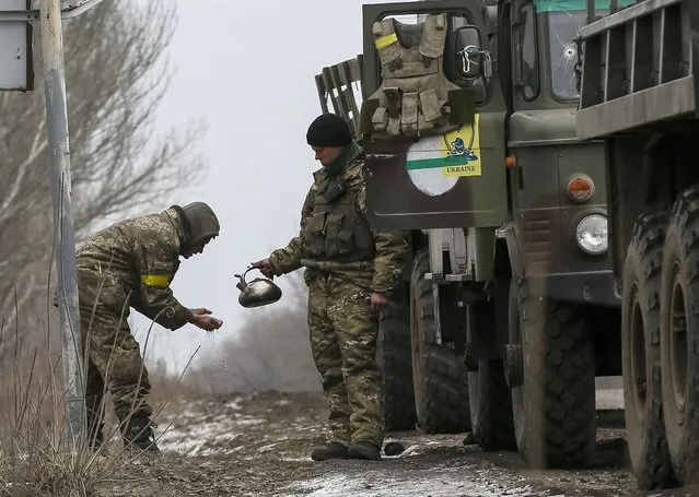 Ukrainian servicemen who fought in Debaltseve wash up near Artemivsk February 19, 2015. (Photo by Gleb Garanich/Reuters)
