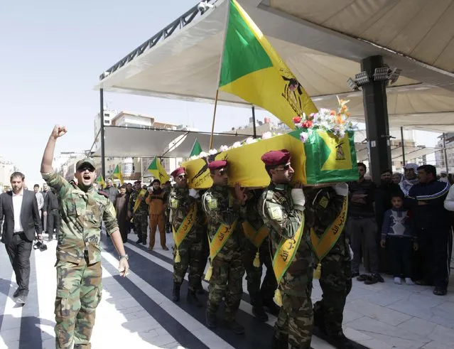 Pallbearers carry the coffin of a slain fighter of Shi'ite militia group Kataib Hezbollah, who was killed during clashes with Islamic State militants in Samarra, during his funeral in Najaf March 2, 2015. Iraq's armed forces, backed by Shi'ite militia, attacked Islamic State strongholds north of Baghdad on Monday as they launched an offensive to retake the city of Tikrit and the surrounding Sunni Muslim province of Salahuddin. REUTERS/Alaa Al-Marjani 