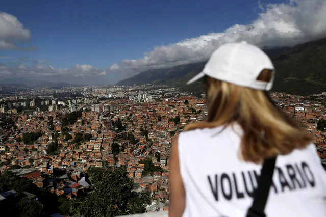 A general view is seen of the slum of Petare, during a visit by Santa Claus to residents in Caracas, Venezuela, December 11, 2016. (Photo by Ueslei Marcelino/Reuters)