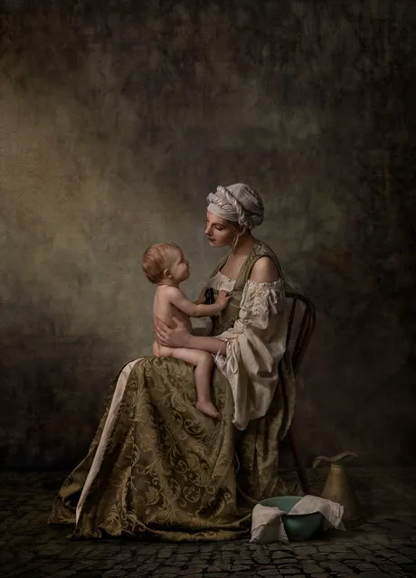“A Quiet Connection”. Nancy Flammea has won third place in the family sitting category for this photo. (Photo by Nancy Flammea/International Portrait Photographer of the Year)