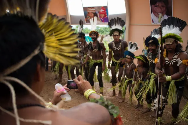 Children from the Brazilian Umutina tribe sing and dance before the visit of Brazilian Sport Minister Aldo Rebelo at the XIIth Games for Indigenous People in Cuiaba, Mato Grosso state, on 13 November, 2013 Brazil. (Photo by Christophe Simon/AFP Photo)