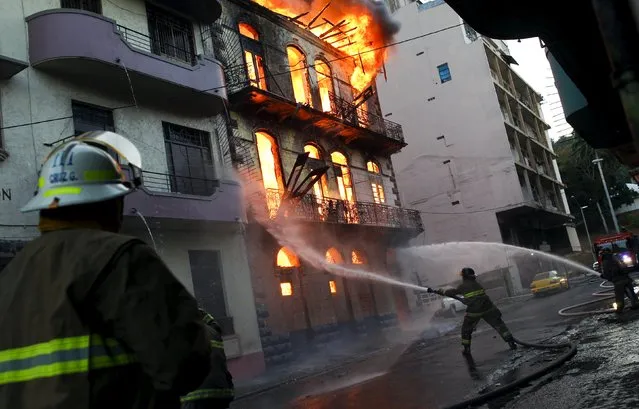 Panama's firefighters try to extinguish a fire on an old building at downtown in Panama City February 5, 2016. According the local media no injuries and deaths were reported. (Photo by Carlos Jasso/Reuters)