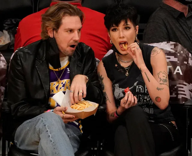 Singer Halsey and boyfriend Alev Aydin attends a game between the Detroit Pistons and Los Angeles Lakers on November 28, 2021 at STAPLES Center in Los Angeles. (Photo by London Entertainment/Splash News and Pictures)