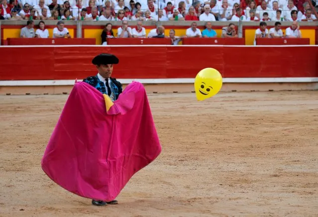 An assistant bullfighter watches a balloon during a bullfight at the San Fermin festival in Pamplona, Spain, July 9, 2019. (Photo by Jon Nazca/Reuters)
