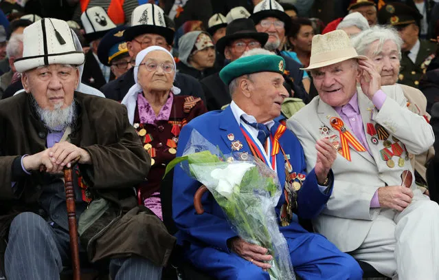 Kyrgyz World War II veterans take part in the Victory Day celebrations in Bishkek, the capital of Kyrgyzstan, 09 May 2016. Kyrgyzstan celebrates the 71st anniversary of the victory of the Soviet Union and its Allies over Nazi Germany in WWII. (Photo by Igor Kovalenko/EPA)