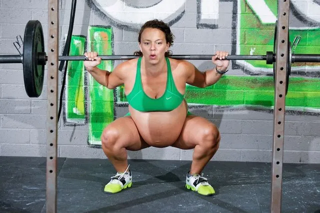 Meghan Umphres Leatherman, 9 nine months pregnant and dilated to 1cm seen lifting a heavy weight at her home town gym in Phoenix, Arizona. (Photo by Dave Cruz/Barcroft Media)