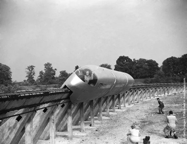 A monorail train on a test run at Fuhlingen, Cologne, 1952
