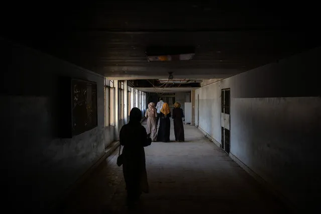 Iraqi students walk in a corridor at the University of Mosul as they arrive to take their exams on June 13, 2017. (Photo by Mohamed El-Shahed/AFP Photo)