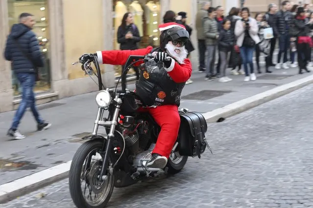 A man dressed as Santa Claus rides a motorbike ahead of Christmas celebrations in Rome, Italy on December 22, 2019. (Photo by Goran Tomasevic/Reuters)