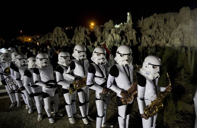 A student band dressed as Star Wars storm troopers hold their instruments during the walk through the “Valley of the Moon” in the outskirts of La Paz, Bolivia, Friday, June 23, 2017. More than four thousand people strolled Friday night in the so-called “Valley of the Moon”, a  Star Wars themed route staged by local actors. (Photo by Juan Karita/AP Photo)