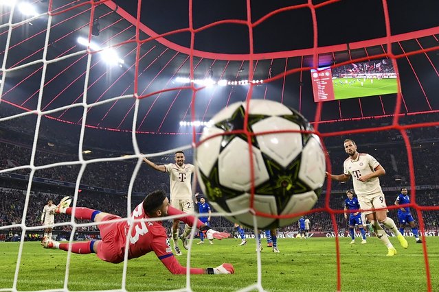 Harry Kane of Bayern (R) scores the 4-2 goal against goalkeeper Ivan Nevistic of Dinamo Zagreb (L) during the UEFA Champions League match between Bayern Munich and Dinamo Zagreb in Munich, Germany, 17 September 2024. (Photo by Anna Szilagyi/EPA/EFE)