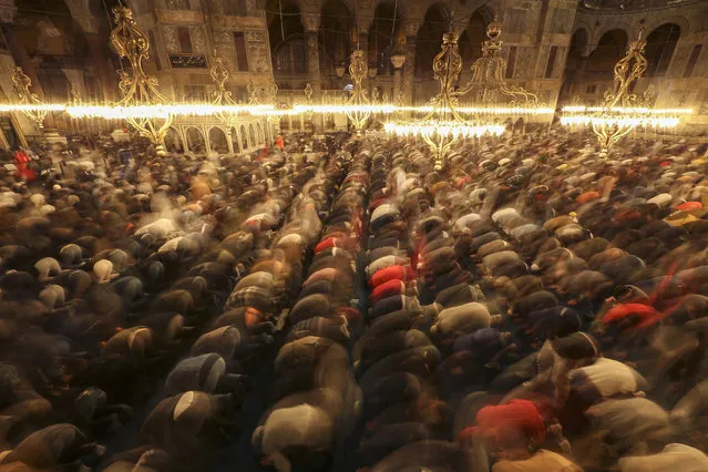 Muslim worshippers perform a night prayer called 'tarawih' during the eve of the first day of the Muslim holy fasting month of Ramadan in Turkey at Hagia Sophia mosque in Istanbul, Turkey, Friday, April 1, 2022. (Photo by Emrah Gurel/AP Photo)