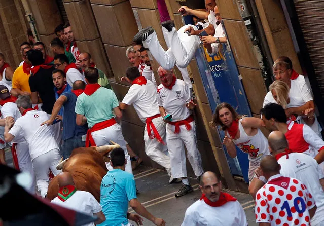 Runners try to stay away from a Cebada Gago ranch bull that turned around on Estafeta street during the second running of the bulls at the San Fermin festival in Pamplona, northern Spain July 8, 2016. (Photo by Susana Vera/Reuters)