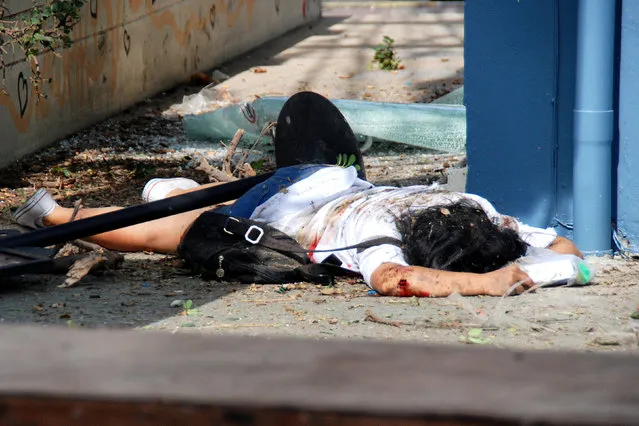 An injured woman is seen on the scene after two bombs exploded on August 12, 2016 in the Thai seaside resort of Hua Hin, Thailand. (Photo by Reuters/Dailynews)