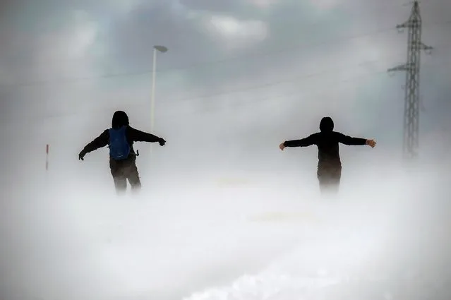 A couple walks into a blizzard in Branavieja, Cantabria, northern Spain, 09 November 2017. Meteorologists forecast low temperatures and snow at the level located at 1600-1800 meters. (Photo by Pedro Puente Hoyos/EPA/EFE/Rex Features/Shutterstock)