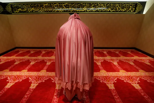 A Muslim woman prays at the Al Meroz hotel in Bangkok, Thailand, August 29, 2016. (Photo by Chaiwat Subprasom/Reuters)