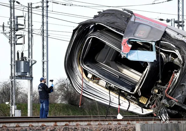 An emergency personnel works after a high speed train travelling from Milan to Bologna derailed killing at least two people near Lodi, Italy on February 6, 2020. (Photo by Flavio Lo Scalzo/Reuters)