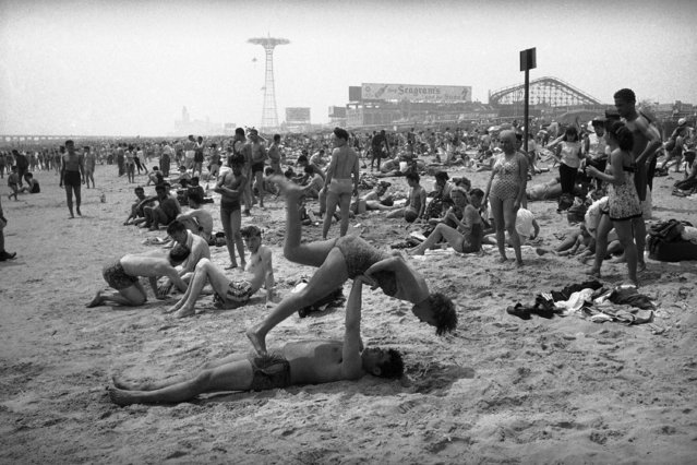 Over a million persons sought relief from the 92.6 degree heat at Coney Island, New York on June 16, 1957, New York's hottest day in 1957. (Photo by John Lindsay/AP Photo)