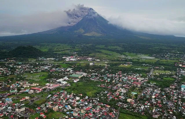 A view of rumbling Mayon Volcano as it spew ash in Legaspi city, Albay province, Philippines, 16 January 2018. The Philippines on 15 January raised the alert level due to the possibility of a hazardous eruption of the Mayon volcano, in the east of the country, after it spewed clouds of ashes over the weekend, leading to an evacuation of more than a thousand people. (Photo by Zalrian Sayat/EPA/EFE)