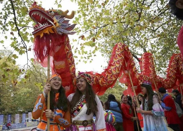 Supporters of China's President Xi Jinping wait on the Mall for him to pass during his ceremonial welcome, in London, Britain, October 20, 2015. Xi is on a State visit to Britain. (Photo by Neil Hall/Reuters)