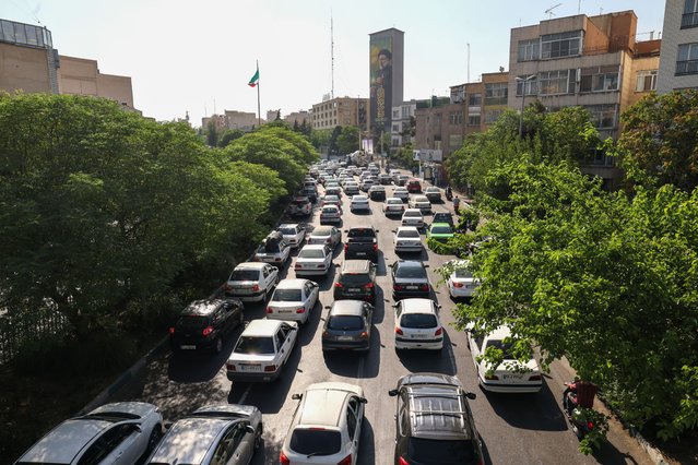 Vehicles await in traffic as people get out of Tehran through an artery in the city's west on June 15, 2025. Iranian media said an Israeli strike hit the Tehran police headquarters in the city centre on June 15, as the two foes exchanged fire for a third day. (Photo by Atta Kenare/AFP Photo)