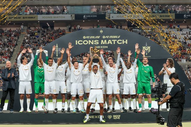 The defense team celebrating their victory at the “2025 Icon Match” held at Seoul World Cup Stadium in Mapo-gu, Seoul on the afternoon of the September 14, 2025. (Photo by Park Seong-won)