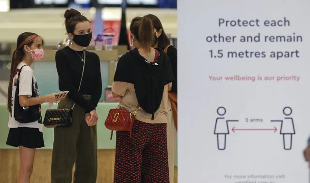 Shoppers wear masks as they walk around a shopping precinct in Sydney, Australia, Sunday, January 3, 2021. Masks have been made mandatory in shopping centers, on public transport, in entertainment venues such as a cinema, and fines will come into effect on Monday as the state government responds to the COVID-19 outbreak on Sydney's northern beaches, which is suspected to have also caused new cases in neighboring Victoria state. (Photo by Mark Baker/AP Photo)