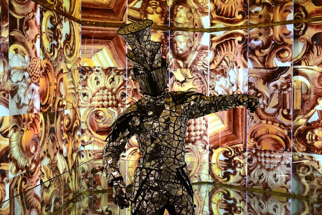 A performer poses in the exhibition “Mar de Espelhos” (Mirror Ocean) after a Fashion show celebrating the first year of the installation at the Marine Aquarium of Rio de Janeiro (AquaRio) in Rio de Janeiro on July 04, 2024. (Photo by Pablo Porciúncula/AFP Photo)