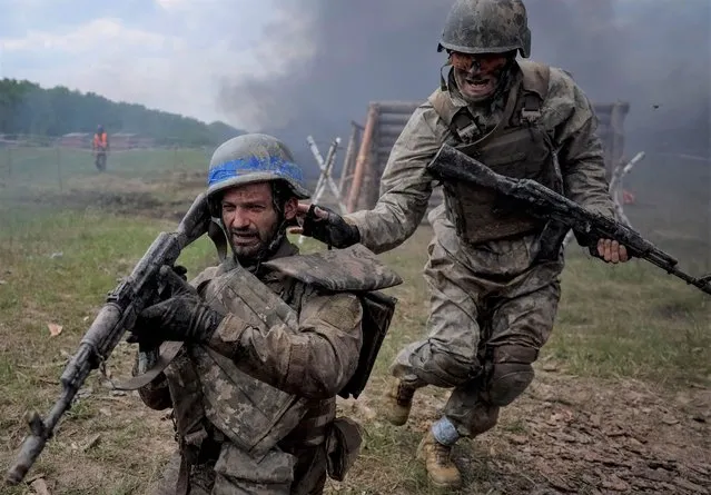 Ukrainian servicemen attend an exercise, amid Russia's attack on Ukraine, in Chernihiv region, Ukraine on May 15, 2023. (Photo by Gleb Garanich/Reuters)