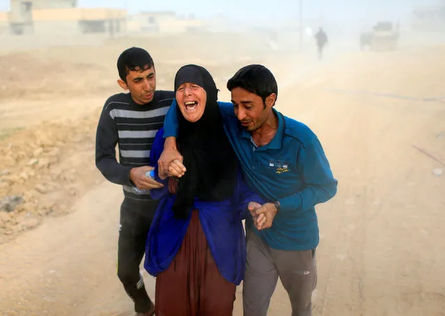 A displaced Iraqi woman cries after she finds out that her 15-year-old son Maitham was killed by an Islamic State mortar in Samah neighborhood, Mosul, Iraq November 13, 2016. (Photo by Ahmad Jadallah/Reuters)