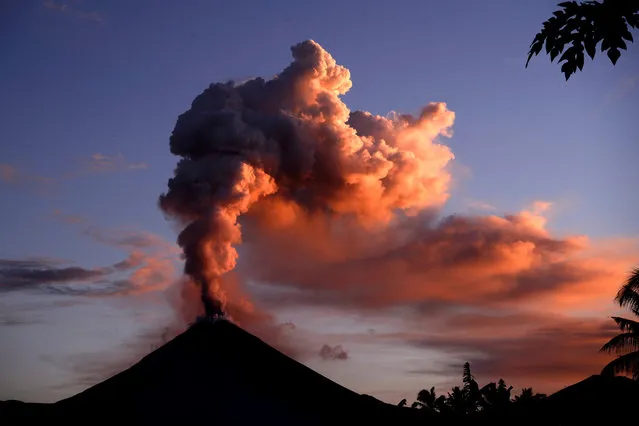 Mount Soputan spews ash into the air during an eruption seen from Silian village, Southeast Minahasa district in Northern Sulawesi on January 5, 2016. Mount Soputan is one of the most active volcanoes in North Sulawesi and last erupted in March 2015. (Photo by Adi Dwi Satrya/AFP Photo)