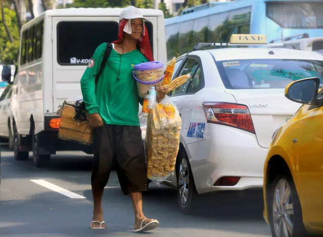 An street vendor sells snacks to drivers stuck in traffic in Metro Manila, Philippines September 6, 2016. (Photo by Romeo Ranoco/Reuters)