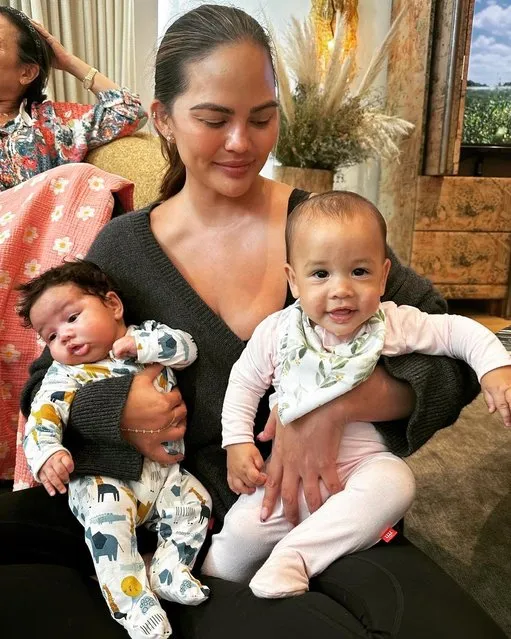 American model and television personality Chrissy Teigen juggles her babies in the last decade of August 2023. (Photo by chrissyteigen/Instagram)