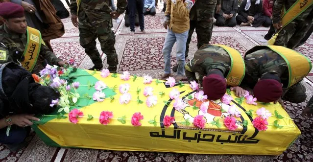 Mourners grieve over the coffin of a slain fighter of Shi'ite militia group Kataib Hezbollah, who was killed during clashes with Islamic State militants in Samarra, at his funeral in Najaf March 2, 2015. Iraq's armed forces, backed by Shi'ite militia, attacked Islamic State strongholds north of Baghdad on Monday as they launched an offensive to retake the city of Tikrit and the surrounding Sunni Muslim province of Salahuddin. REUTERS/Alaa Al-Marjani 