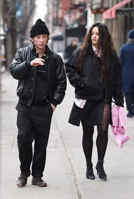 American actor Jeremy Allen White and girlfriend Rosalia keep close on a rare outing in New York City on December 26, 2023. The couple were twinning in head-to-toe all black outfits as they strolled the city streets. The 32 year old actor and the 31 year old Spanish singer continue to spend time together amid his divorce from Addison Timlin. (Photo by The Image Direct)